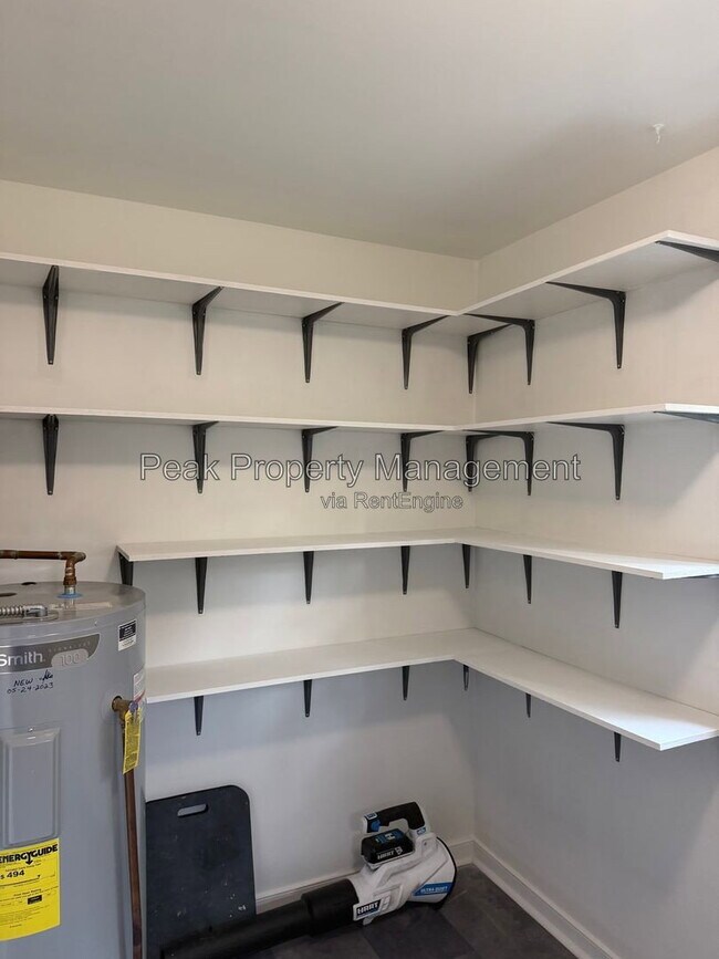 Building Photo - 2119 Woodmont Dr