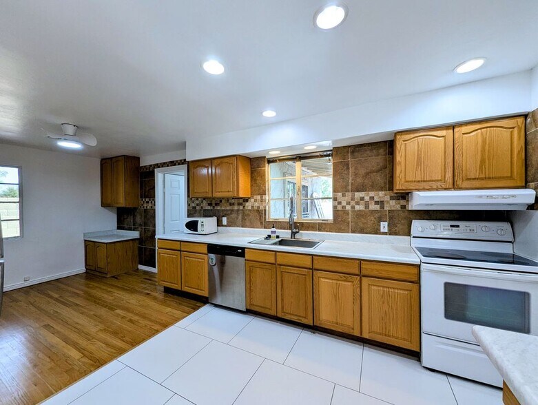 Building Photo - 2443 E Earll Dr