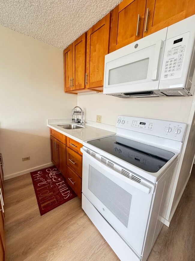 Building Photo - 1 Bed 1 Bath renovated with parking at Alo...