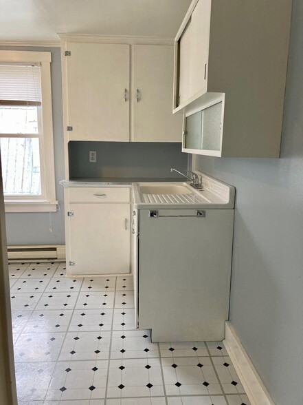 Building Photo - 414 Main St