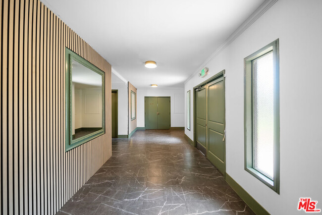 Building Photo - 605 San Vicente Blvd