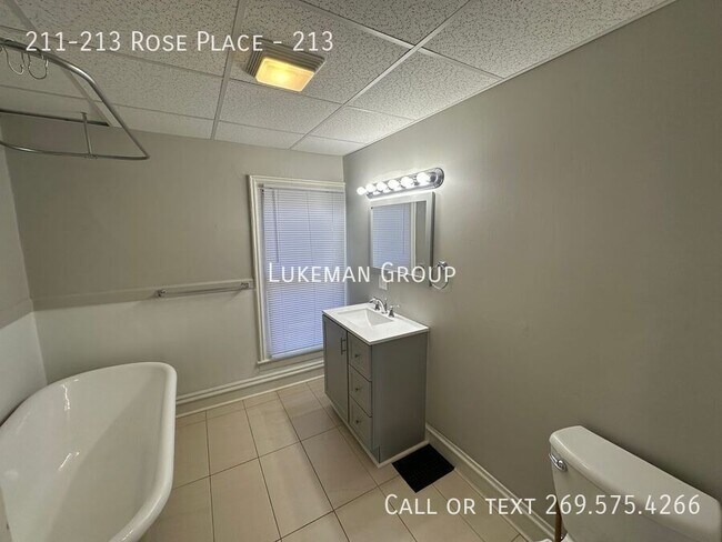 Building Photo - 211-213 Rose Place-213