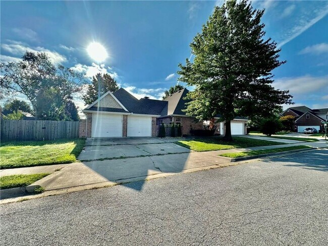 Building Photo - Prime Location 4 Bedroom 3 1/2 bath 2 garages!