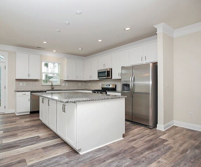 Building Photo - Stunning 3BD/2.5BA Townhome Minutes from Historic Belmont!