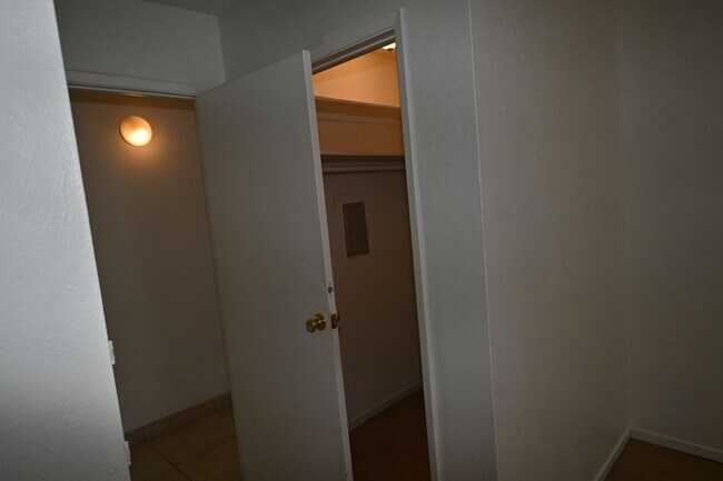 Building Photo - 2 Bedroom Apt- Downtown -  NO PETS