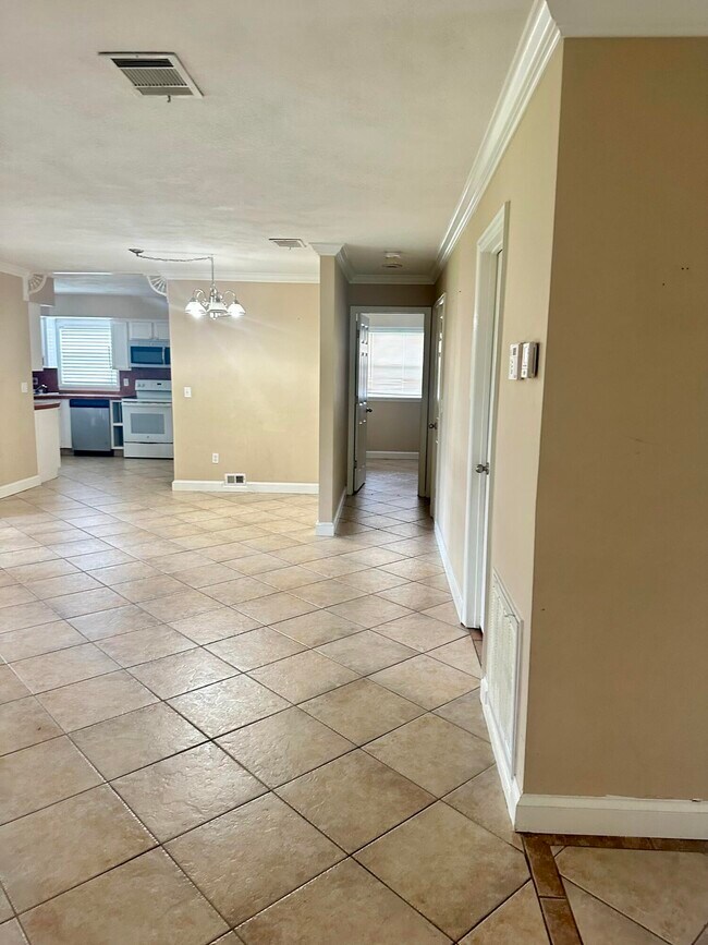 Building Photo - 383 SW Tulip Blvd
