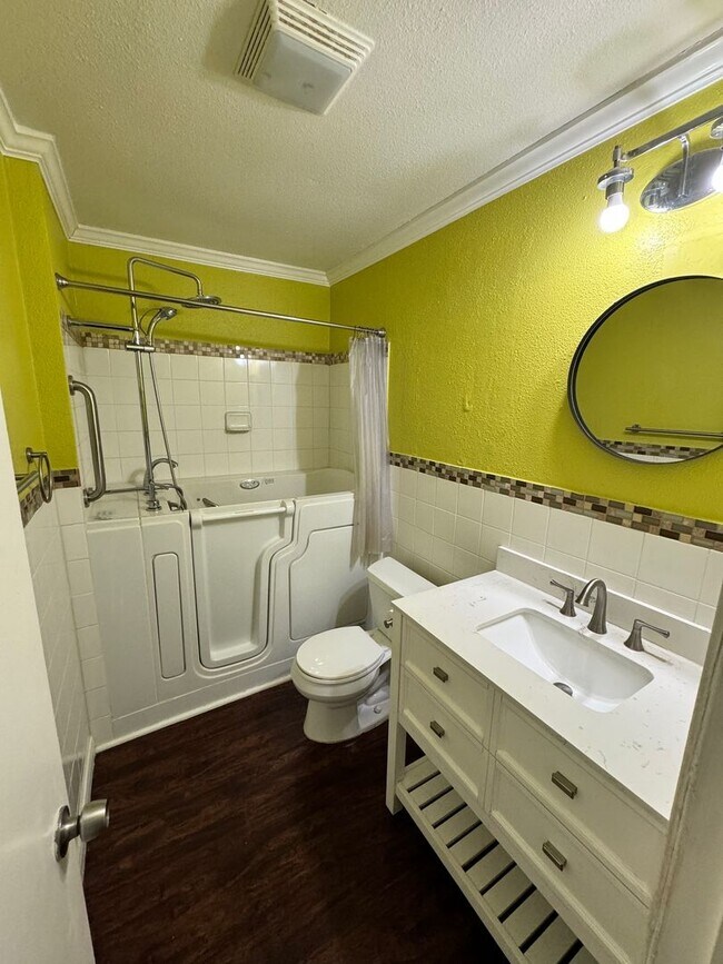 Building Photo - Ready For Move In! Roomy 2 bedroom 1 bath ...
