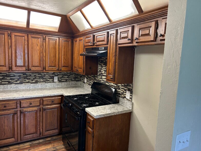 Building Photo - 607 N Robin Way