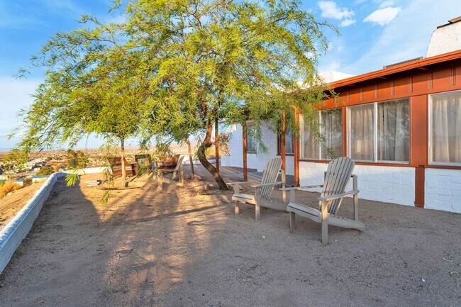 Building Photo - 2 Bedroom 1 Bath - Furnished Hilltop Home ...