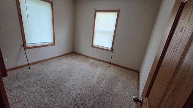 Building Photo - 2bed 1 bath home with detached garage