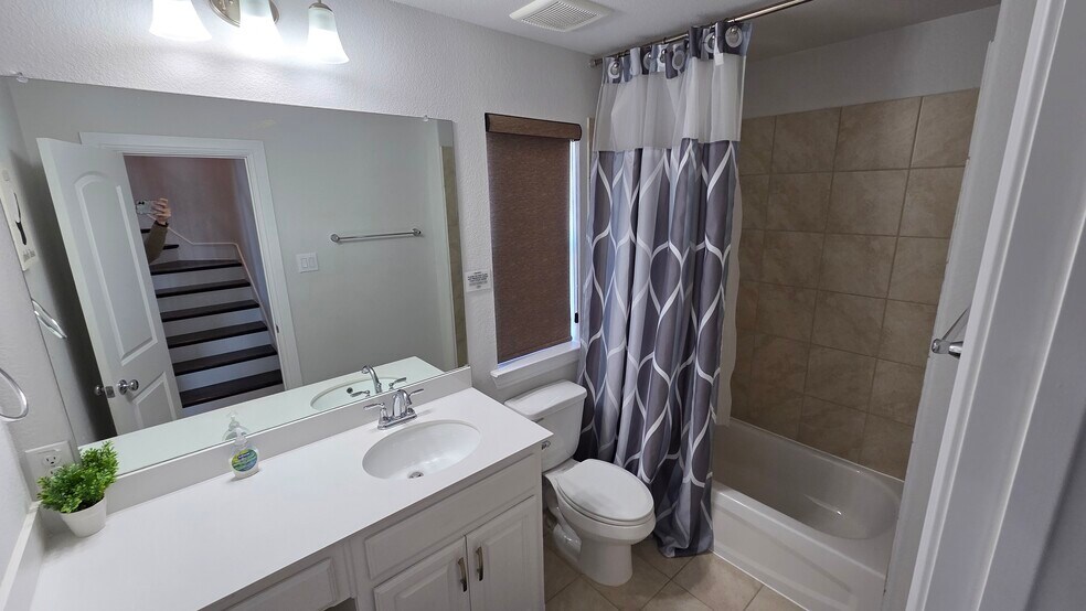 Building Photo - 1112 Maverick Dr