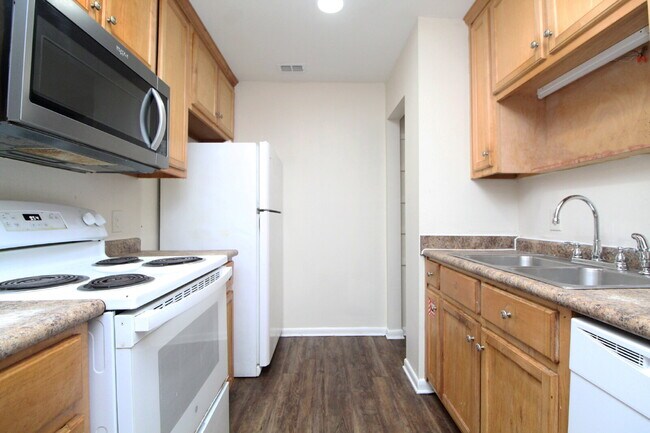 Building Photo - 2-Bedroom Apt. with Walk-In Closet & Private Deck
