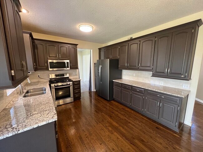 Building Photo - !! MOVE IN SPECIAL: $500 OFF on 1st Month'...