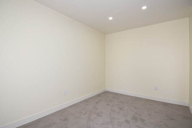 Building Photo - Charming 2nd Floor Unit In Gated Community!