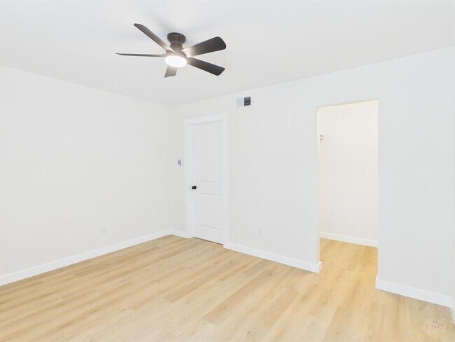 Building Photo - 2124 Burton Dr