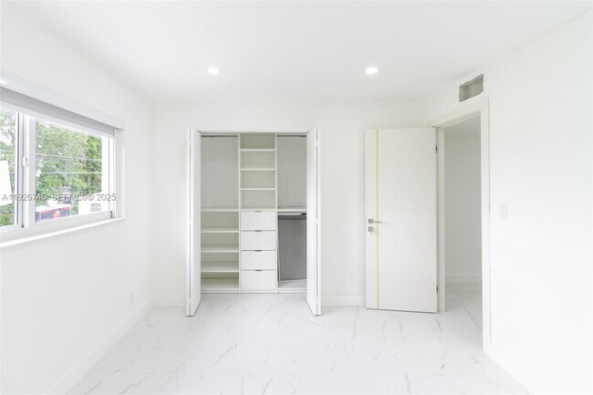 Building Photo - 5235 SW 40th Ave