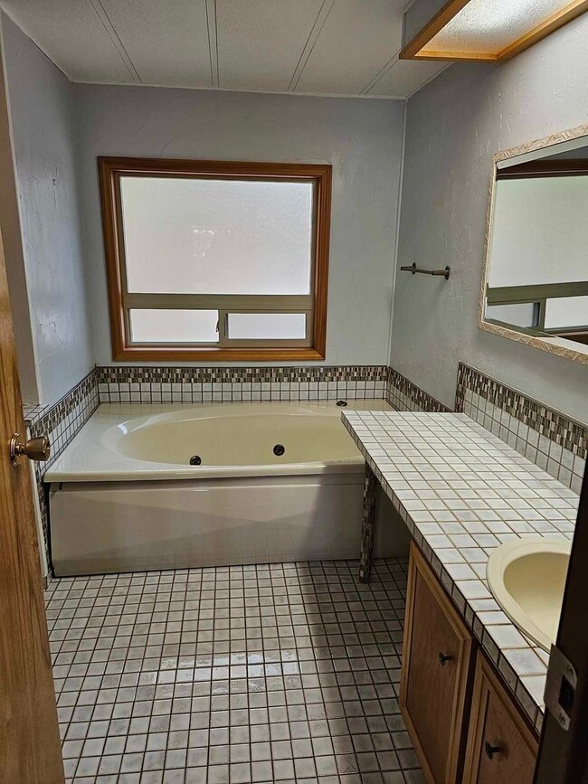 Building Photo - Lake front on Kings Point-Winter Rental On...