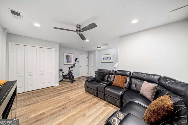 Building Photo - 5227 Whiteoak Ave