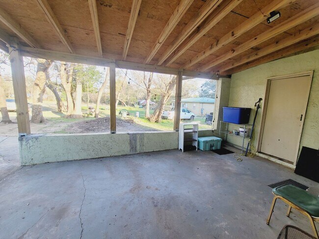 Building Photo - SPACIOUS 2/2 w/ Wood Floors, Washer/Dryer, Office, & Carport! Walk to Midtown Night Life! Availab...