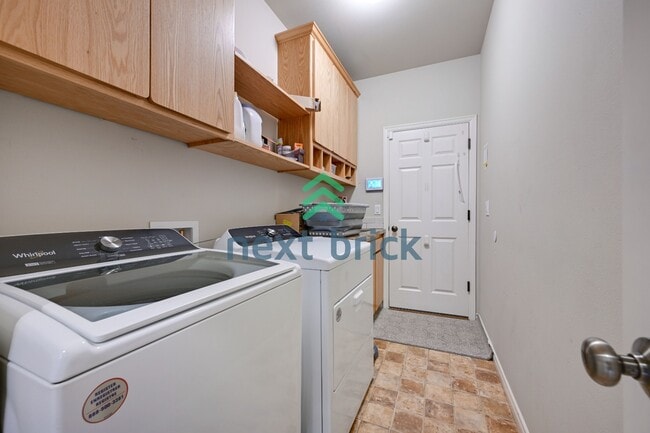 Building Photo - "Spacious 4-Bedroom Retreat with 4.5 Baths in Scenic Snohomish - Your 4400 Sq Ft Haven Awaits!"