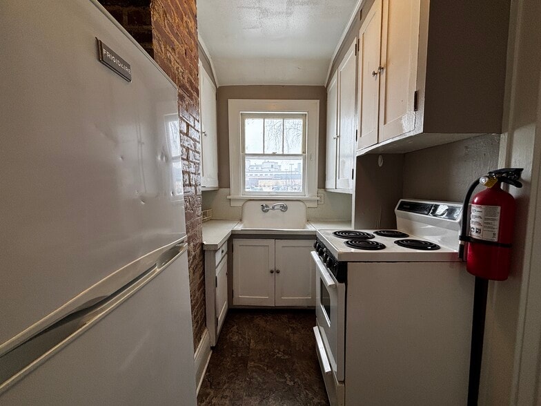 Building Photo - 523 S Mill St