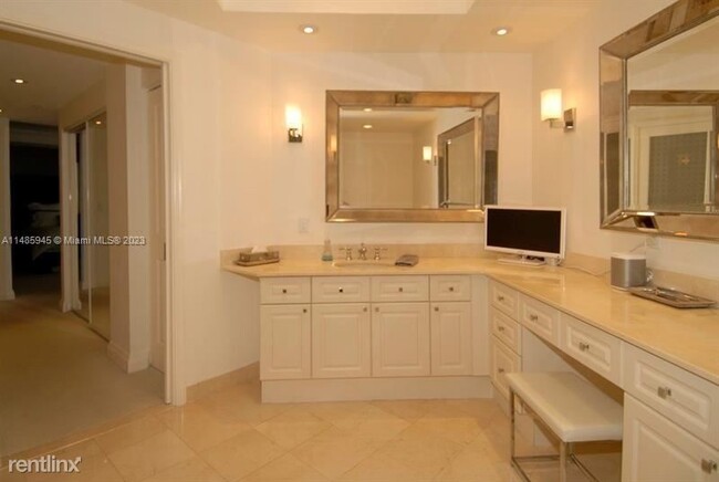 Building Photo - 3 br, 2.5 bath Condo - 6051 N Ocean Dr Apt...