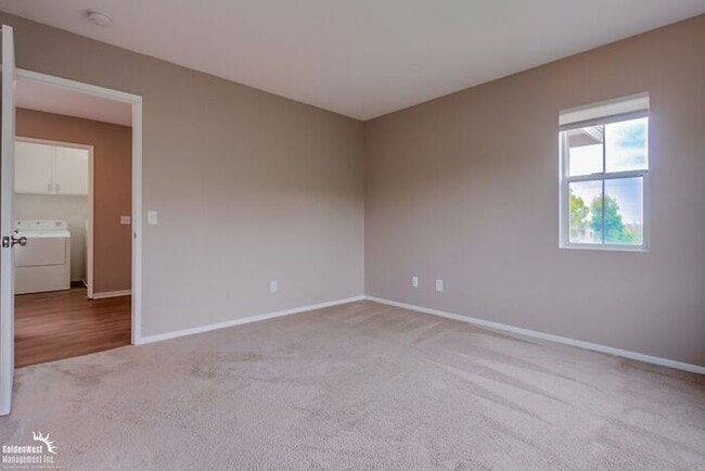 Building Photo - Beautifully 5Bdm 3.5Ba Home in Prime Location
