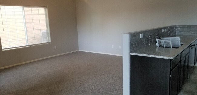 Building Photo - Immaculate 3 Bedroom/3 Bath Townhome Near Powers Corridor!