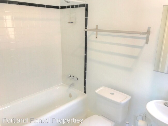 Building Photo - Studio, 1 bath House - 2829 SE Belmont St....
