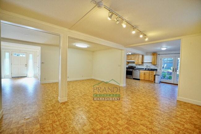 Building Photo - 521-523 C St