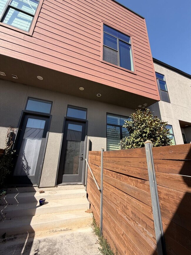 Building Photo - Town Creek CONDO! Large Balcony / Fridge, Washer, Dryer Included / Garage / NBISD