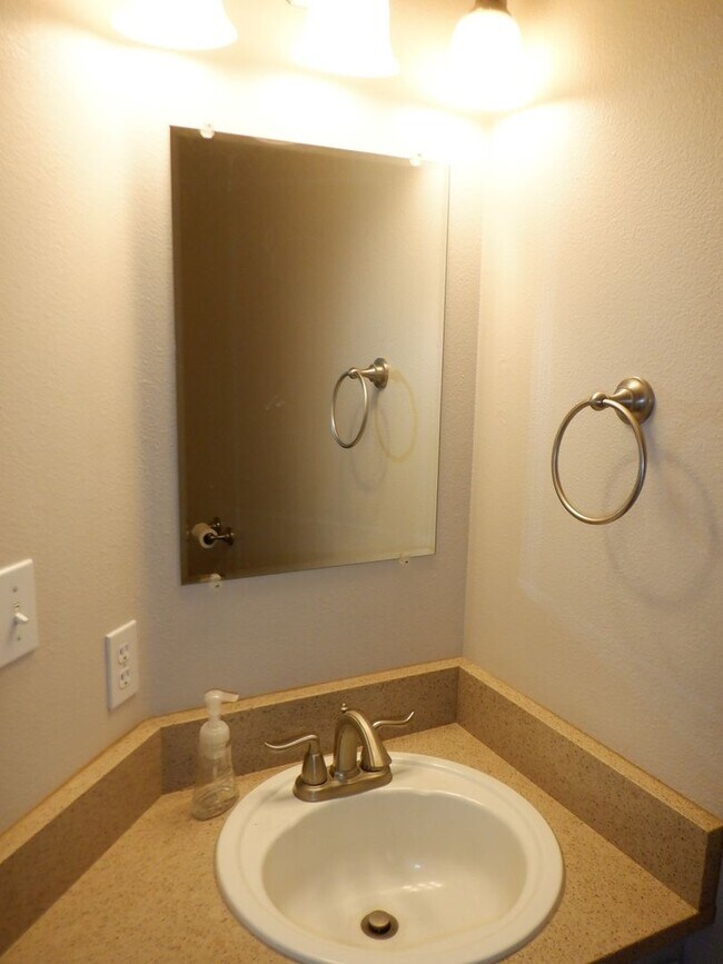 Building Photo - 3 Bed/2.5 Bath NE Bend Single Family Home with Hot Tub