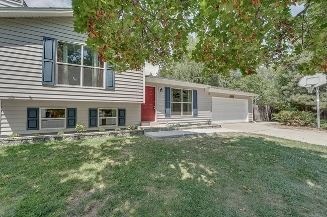 Building Photo - Cul-de-Sac Comfort | Updated Interior + Large Fenced Yard