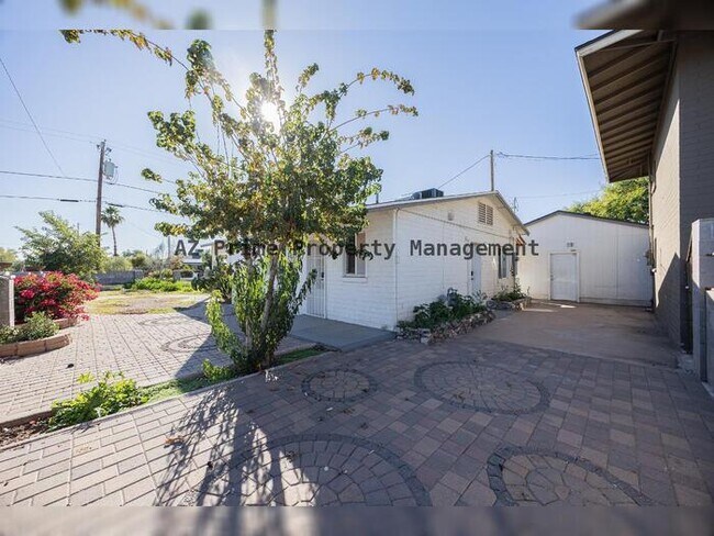 Building Photo - 2646 E Willetta St