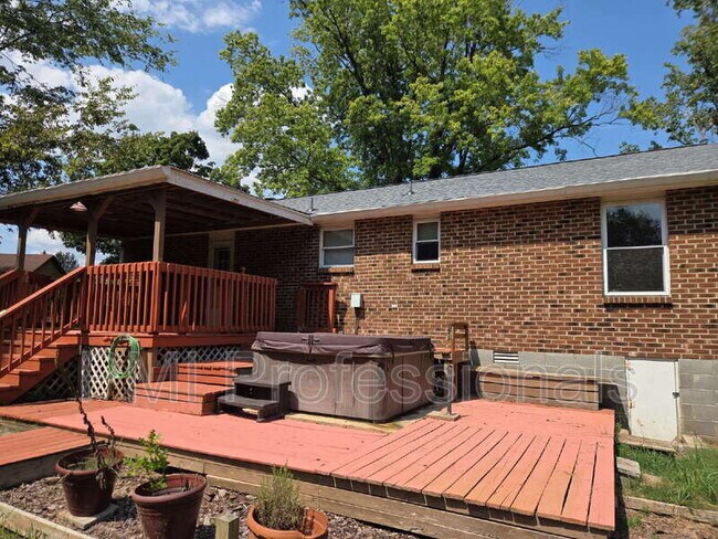 Building Photo - 702 Rodeo Rd