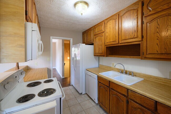 Building Photo - Updated 5BR Home in Morrow with New Carpet and Spacious Yard