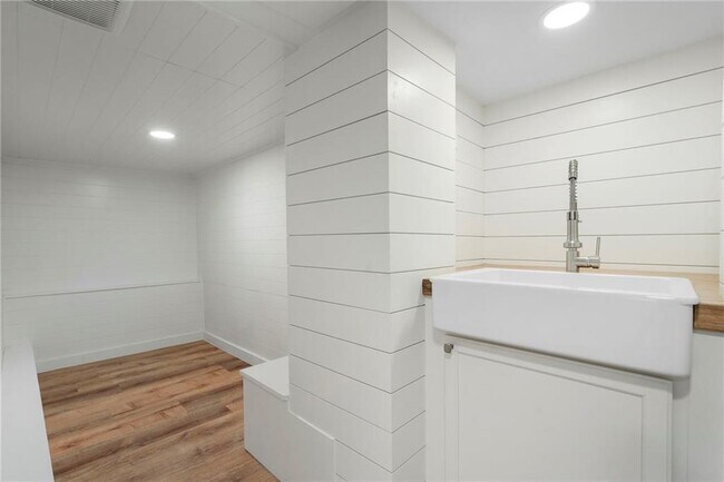 Building Photo - 2512 Brookwood Dr NE