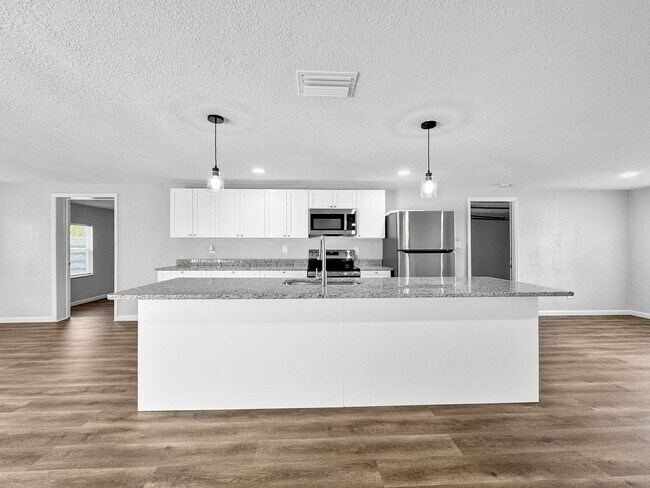 Building Photo - Fully Renovated 3-Bed, 2-Bath Home with Ga...