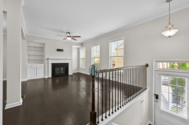 Building Photo - A beautifully maintained 3-bedroom, 3.5-ba...