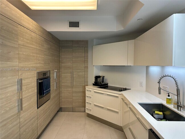 Building Photo - 888 Brickell Key Dr