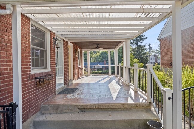 Building Photo - ANDERSON- Charming 4 bedroom 2 bath with fenced backyard