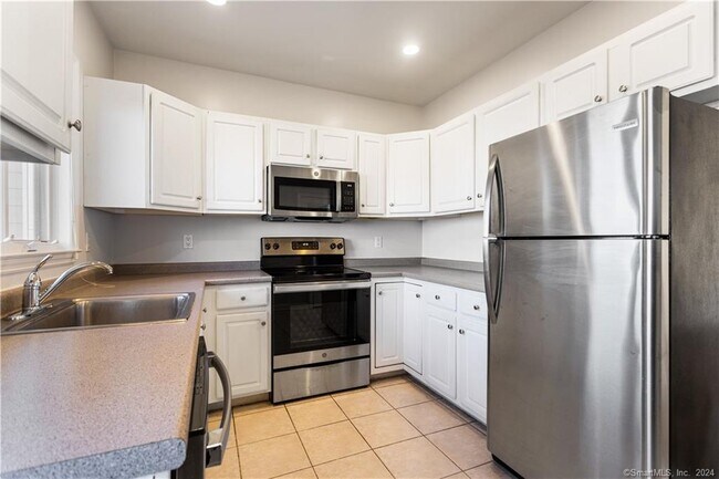 Building Photo - 13 Dolsen Pl