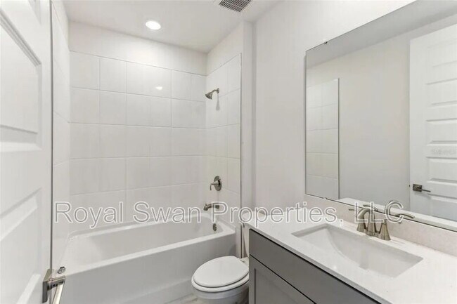 Building Photo - 2016 Rosewood Dr