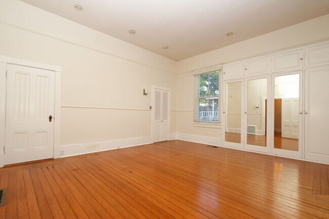 Building Photo - 703 Manzanita Ave