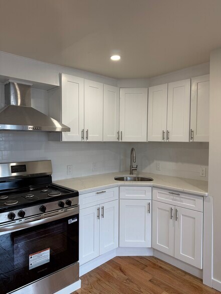 Building Photo - 19 Nichols St