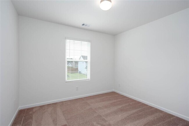 Building Photo - 590 River Run Dr