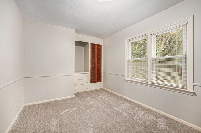Building Photo - 2566 Spring Ave NE