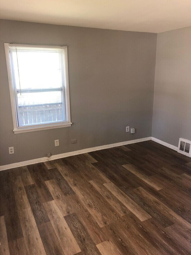 Building Photo - Single Family House with private backyard Available NOW