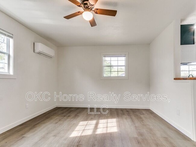 Building Photo - 1812 W Noble Ave