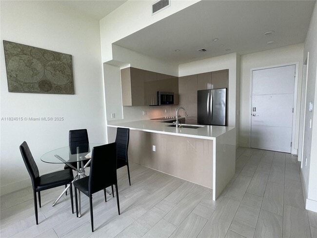Building Photo - 2000 Metropica Wy